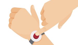 La téléassistance pour un individu âgé est utile pour se déplacer à nouveau sans trop de peur avec un bouton d’alarme.